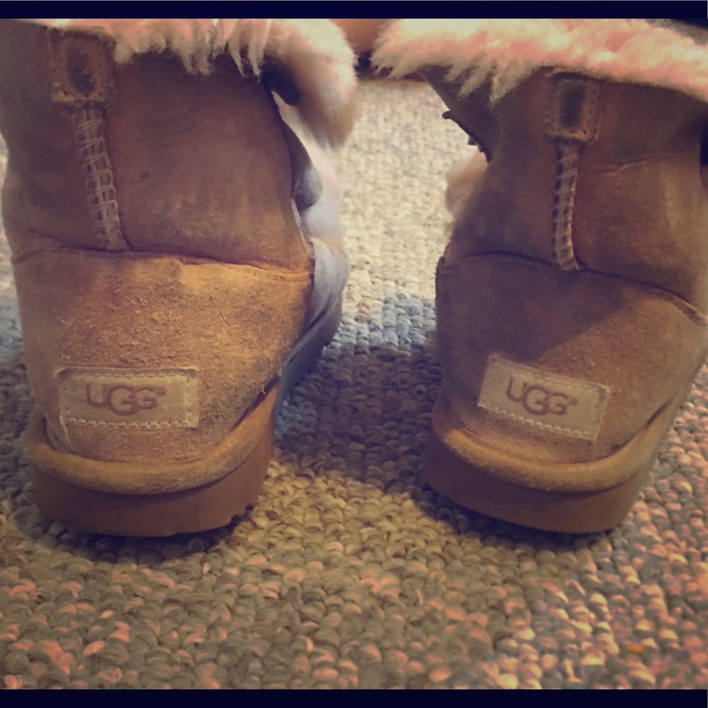 GIRLS UGG BOOTS - TAN - SIZE 2